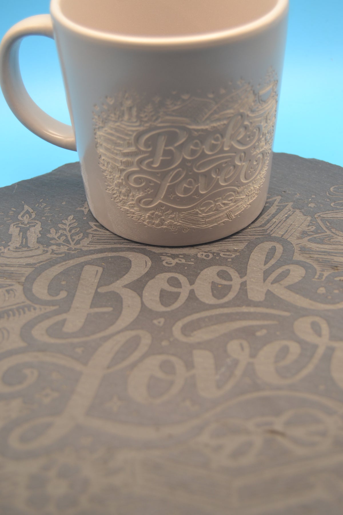 Book Lover Set – Schieferplatte & Tasse mit Lasergravur