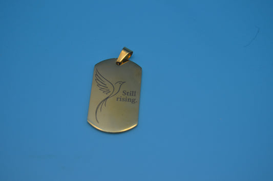 Kettenanhänger Kolibri „Still Rising“ – Gold, beidseitig graviert