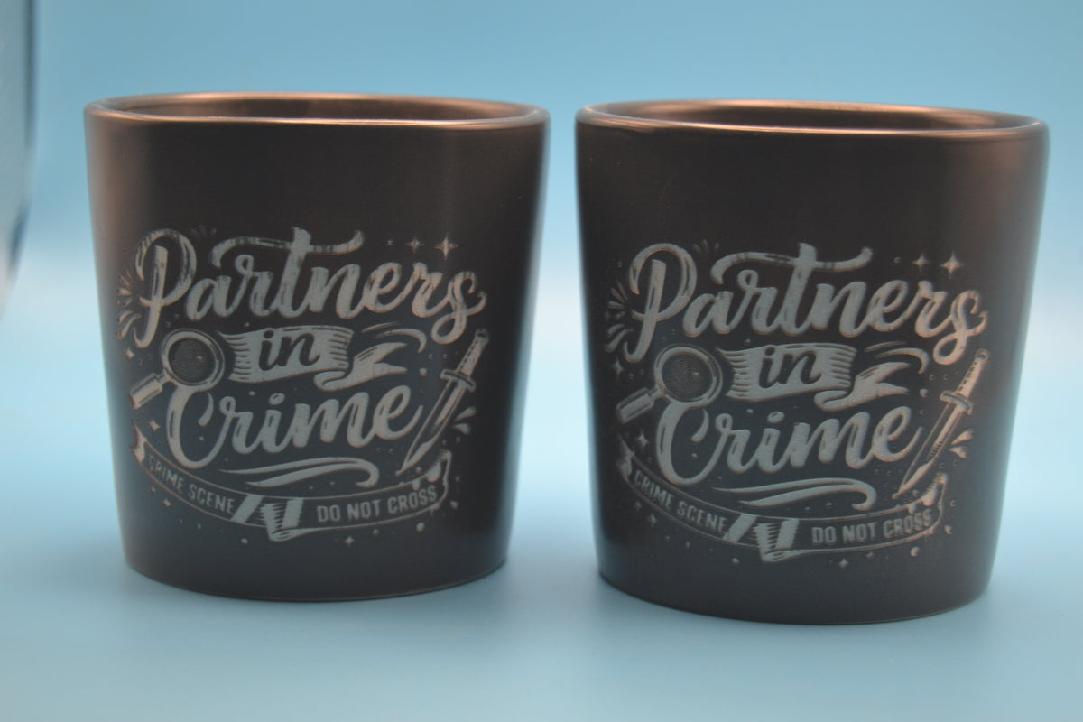 Partner in Crime – 2 Tassen im Set aus Steinzeug