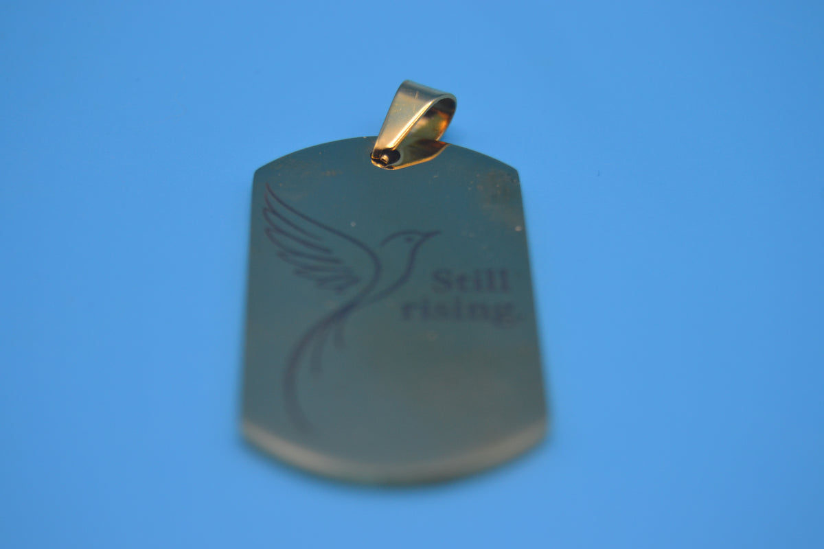 Kettenanhänger Kolibri „Still Rising“ – Gold, beidseitig graviert