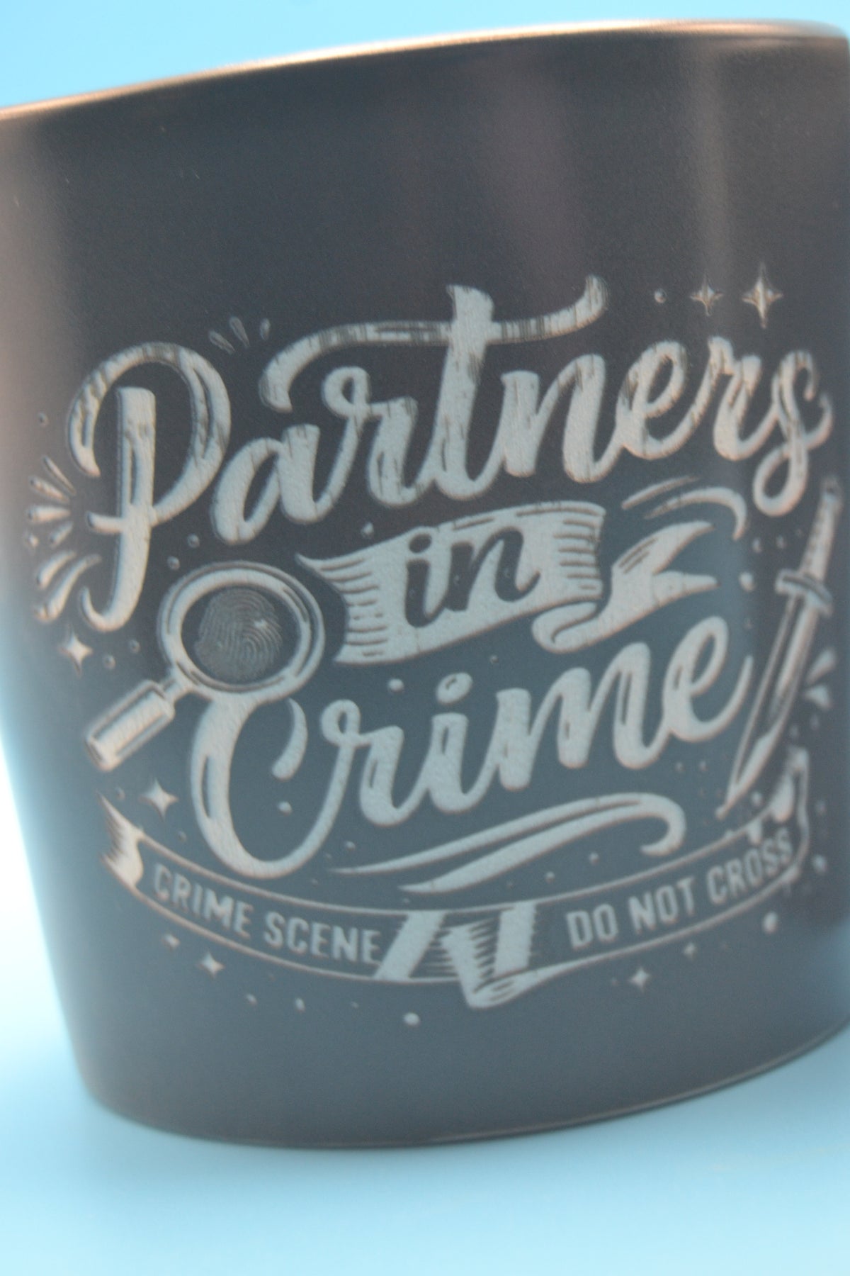 Partner in Crime – 2 Tassen im Set aus Steinzeug