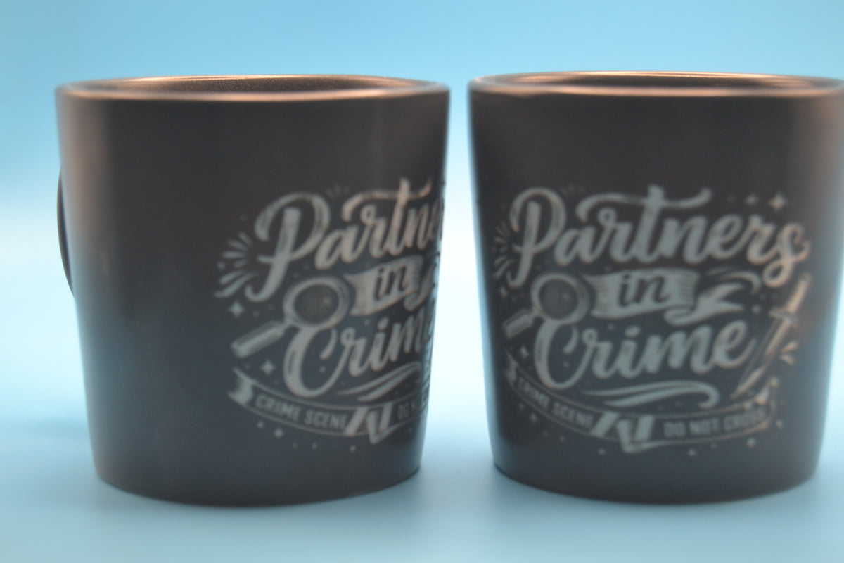 Partner in Crime – 2 Tassen im Set aus Steinzeug