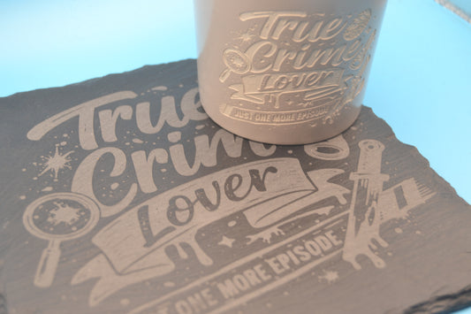 Geschenkset – True Crime Lover (Schieferplatte & Tasse)