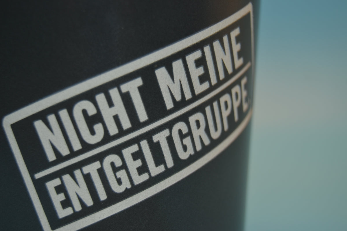 Steinzeug-Tasse – Nicht meine Entgeltgruppe.