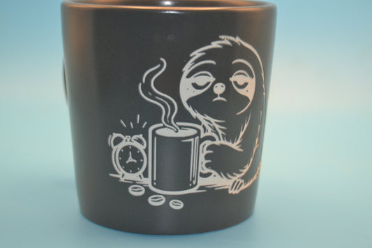 Steinzeug-Tasse – Faultier mit Kaffee