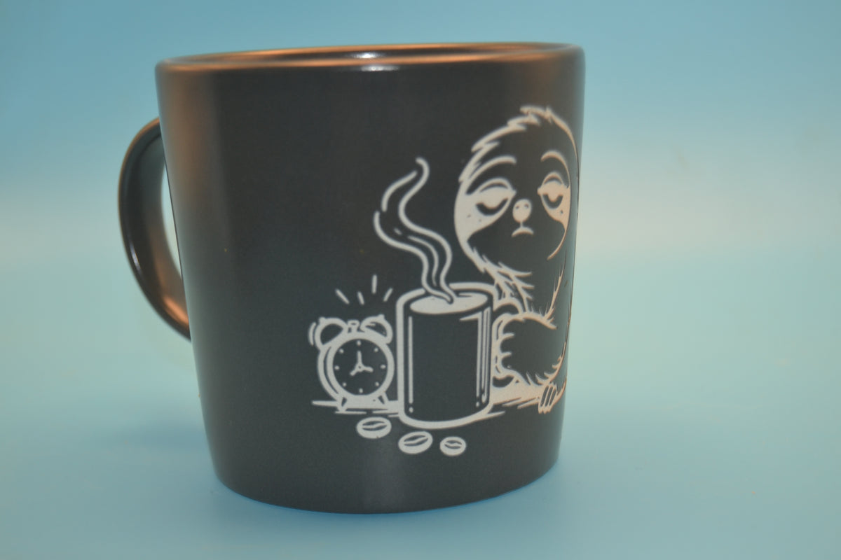 Steinzeug-Tasse – Faultier mit Kaffee