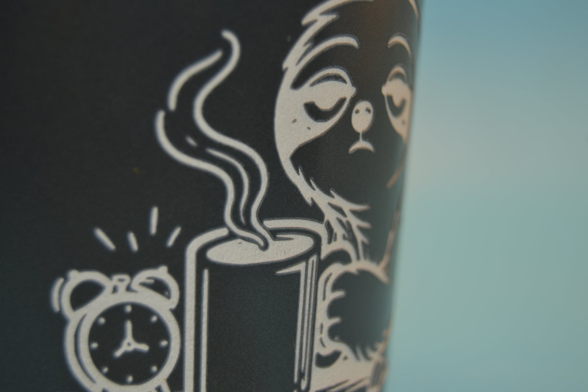 Steinzeug-Tasse – Faultier mit Kaffee